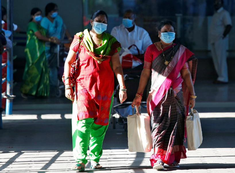 戴口罩的印度民众（图源：路透社）