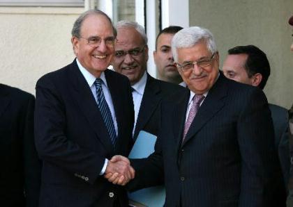 Palestinian&nbsp;President&nbsp;Mahmud&nbsp;Abbas&nbsp;(R,&nbsp;front)&nbsp;welcomes&nbsp;US&nbsp;Middle&nbsp;East&nbsp;Envoy&nbsp;George&nbsp;Mitchell&nbsp;(L,&nbsp;front)&nbsp;before&nbsp;their&nbsp;meeting&nbsp;in&nbsp;the&nbsp;West&nbsp;Bank&nbsp;city&nbsp;of&nbsp;Ramallah&nbsp;on&nbsp;Jan&nbsp;22,&nbsp;2010.&nbsp;President&nbsp;Abbas&nbsp;urged&nbsp;during&nbsp;the&nbsp;meeting&nbsp;Washington&nbsp;to&nbsp;work&nbsp;on&nbsp;dropping&nbsp;Israeli&nbsp;conditions&nbsp;that&nbsp;prevent&nbsp;the&nbsp;resumption&nbsp;of&nbsp;peace&nbsp;talks.&nbsp;(Xinhua&nbsp;Photo)