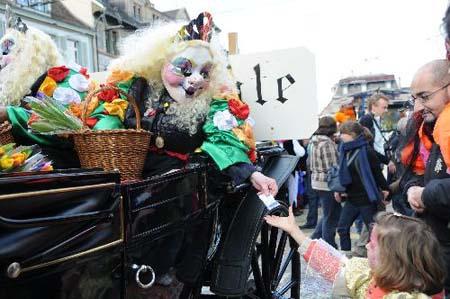 A&nbsp;reveller&nbsp;hands&nbsp;out&nbsp;candy&nbsp;to&nbsp;a&nbsp;girl&nbsp;during&nbsp;the&nbsp;carnival&nbsp;parade&nbsp;in&nbsp;Basel,&nbsp;Switzerland,&nbsp;Feb.&nbsp;22,&nbsp;2010.&nbsp;The&nbsp;three-day's&nbsp;Carnival&nbsp;of&nbsp;Basel,&nbsp;the&nbsp;biggest&nbsp;carnival&nbsp;in&nbsp;Switzerland,&nbsp;kicked&nbsp;off&nbsp;here&nbsp;on&nbsp;Monday.(Xinhua/Yang&nbsp;Jingde)