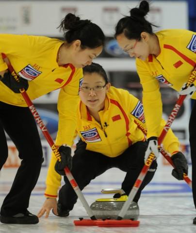 Chinese&nbsp;skipper&nbsp;Wang&nbsp;Bingyu&nbsp;(C)&nbsp;delivers&nbsp;her&nbsp;shot&nbsp;during&nbsp;a&nbsp;match&nbsp;against&nbsp;Norway&nbsp;in&nbsp;the&nbsp;World&nbsp;Women's&nbsp;Curling&nbsp;Championships&nbsp;in&nbsp;Swift&nbsp;Current,&nbsp;Saskatchewan,&nbsp;Canada&nbsp;on&nbsp;Thursday,&nbsp;March&nbsp;25,&nbsp;2010.&nbsp;China&nbsp;won&nbsp;8-7.&nbsp;[Photo:www.worldcurling.org]