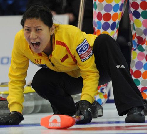 China's&nbsp;Liu&nbsp;Yin&nbsp;watches&nbsp;her&nbsp;shot&nbsp;during&nbsp;a&nbsp;match&nbsp;against&nbsp;Norway&nbsp;in&nbsp;the&nbsp;World&nbsp;Women's&nbsp;Curling&nbsp;Championships&nbsp;in&nbsp;Swift&nbsp;Current,&nbsp;Saskatchewan,&nbsp;Canada&nbsp;on&nbsp;Thursday,&nbsp;March&nbsp;25,&nbsp;2010.&nbsp;China&nbsp;won&nbsp;8-7.&nbsp;[Photo:www.worldcurling.org]