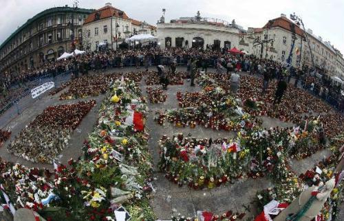 Candles&nbsp;and&nbsp;flowers&nbsp;are&nbsp;seen&nbsp;in&nbsp;a&nbsp;square&nbsp;near&nbsp;the&nbsp;Presidential&nbsp;Palace&nbsp;in&nbsp;Warsaw&nbsp;April&nbsp;13,&nbsp;2010.Officials&nbsp;said&nbsp;a&nbsp;memorial&nbsp;service&nbsp;for&nbsp;all&nbsp;96&nbsp;victims&nbsp;of&nbsp;the&nbsp;plane&nbsp;crash&nbsp;that&nbsp;killed&nbsp;President&nbsp;Lech&nbsp;Kaczynski,&nbsp;his&nbsp;wife&nbsp;and&nbsp;dozens&nbsp;of&nbsp;high-ranking&nbsp;officials&nbsp;would&nbsp;be&nbsp;held&nbsp;on&nbsp;Saturday&nbsp;and&nbsp;that&nbsp;a&nbsp;state&nbsp;funeral&nbsp;for&nbsp;Kaczynski&nbsp;and&nbsp;his&nbsp;wife&nbsp;could&nbsp;take&nbsp;place&nbsp;either&nbsp;on&nbsp;the&nbsp;same&nbsp;day&nbsp;or&nbsp;on&nbsp;Sunday.(Xinhua/Reuters&nbsp;Photo)
