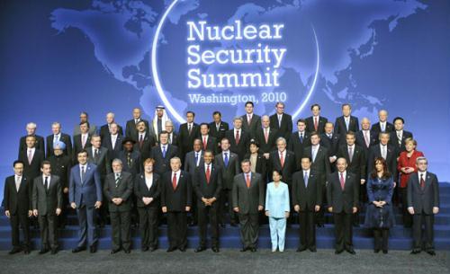 Chinese&nbsp;President&nbsp;Hu&nbsp;Jintao&nbsp;(4th&nbsp;R,front)&nbsp;poses&nbsp;for&nbsp;a&nbsp;group&nbsp;photo&nbsp;with&nbsp;other&nbsp;world&nbsp;leaders&nbsp;during&nbsp;the&nbsp;Nuclear&nbsp;Security&nbsp;Summit&nbsp;at&nbsp;the&nbsp;Washington&nbsp;Convention&nbsp;Center&nbsp;in&nbsp;Washington,April&nbsp;13,&nbsp;2010.&nbsp;(Xinhua/Li&nbsp;Xueren)