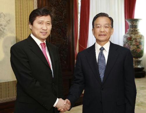 Chinese&nbsp;Premier&nbsp;Wen&nbsp;Jiabao&nbsp;(R)&nbsp;meets&nbsp;with&nbsp;Mongolian&nbsp;Prime&nbsp;Minister&nbsp;Sukhbaataryn&nbsp;Batbold&nbsp;in&nbsp;Beijing,&nbsp;China,&nbsp;April&nbsp;13,&nbsp;2010.&nbsp;(Xinhua/Xie&nbsp;Huanchi)