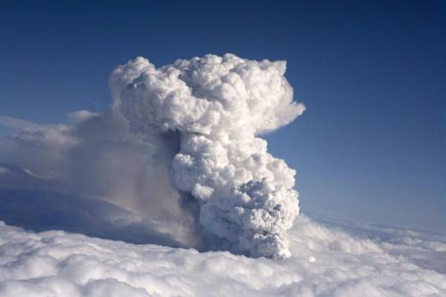 Smoke&nbsp;billows&nbsp;from&nbsp;a&nbsp;volcano&nbsp;in&nbsp;Eyjafjallajokull&nbsp;April&nbsp;14,&nbsp;2010.&nbsp;A&nbsp;volcanic&nbsp;eruption&nbsp;in&nbsp;Iceland&nbsp;spewed&nbsp;black&nbsp;smoke&nbsp;and&nbsp;white&nbsp;steam&nbsp;into&nbsp;the&nbsp;air&nbsp;on&nbsp;Wednesday&nbsp;and&nbsp;partly&nbsp;melted&nbsp;a&nbsp;glacier,&nbsp;setting&nbsp;off&nbsp;a&nbsp;major&nbsp;flood&nbsp;that&nbsp;threatened&nbsp;to&nbsp;damage&nbsp;roads&nbsp;and&nbsp;bridges.&nbsp;(Xinhua/Reuters&nbsp;Photo)
