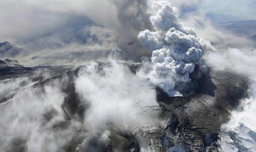 Steam&nbsp;and&nbsp;ash&nbsp;float&nbsp;out&nbsp;to&nbsp;the&nbsp;northern&nbsp;Atlantic&nbsp;from&nbsp;an&nbsp;erupting&nbsp;volcano&nbsp;near&nbsp;Eyjafjallajokull,&nbsp;Iceland&nbsp;April&nbsp;19,&nbsp;2010.&nbsp;(Photo:&nbsp;China&nbsp;Daily/Agencies)
