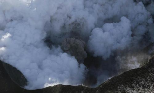 Steam&nbsp;rocks&nbsp;and&nbsp;ash&nbsp;are&nbsp;thrown&nbsp;out&nbsp;of&nbsp;an&nbsp;erupting&nbsp;volcano&nbsp;near&nbsp;Eyjafjallajokull,&nbsp;Iceland&nbsp;April&nbsp;19,&nbsp;2010.&nbsp;(Photo:&nbsp;China&nbsp;Daily/Agencies)