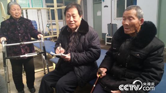 两会前夕，全国政协委员刘卫昌（中）到当地养老院走访调研。