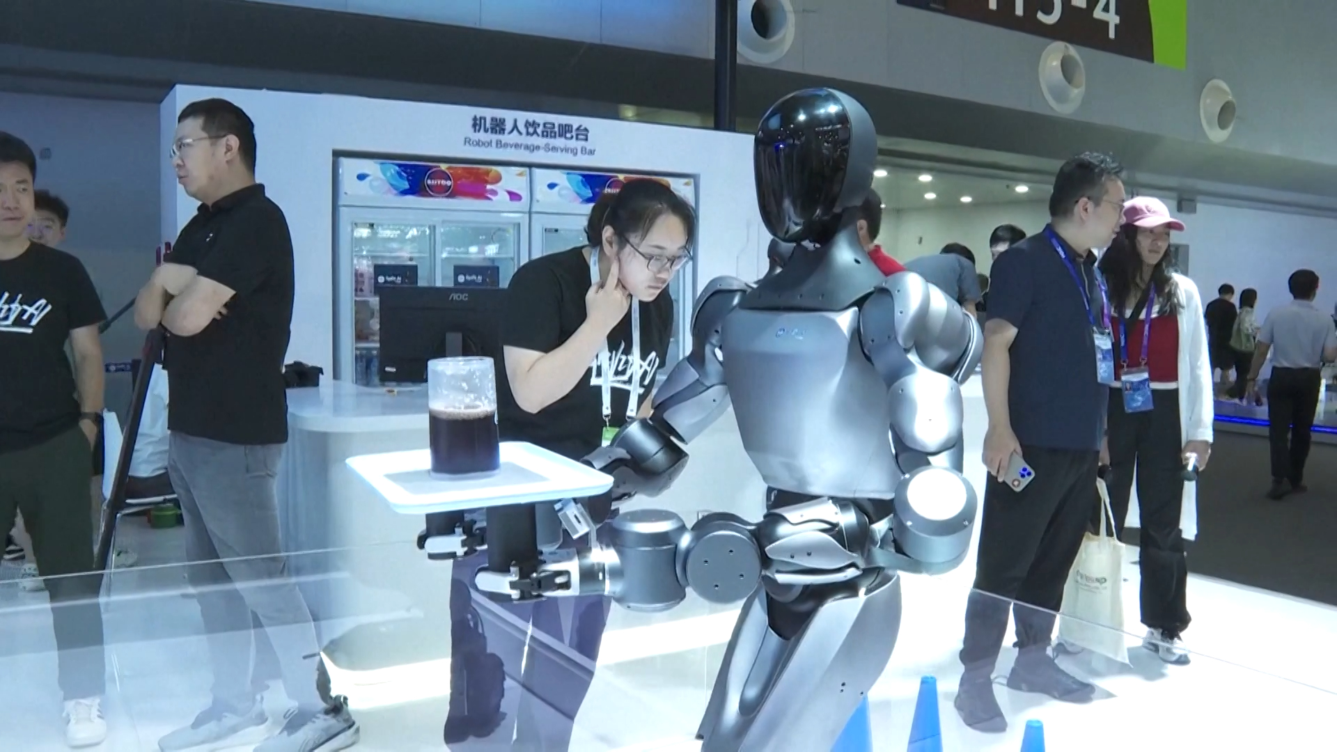 Smart robots showcase talents at Shanghai AI conference