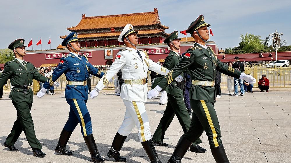 Xi signs order to commend military units, individuals