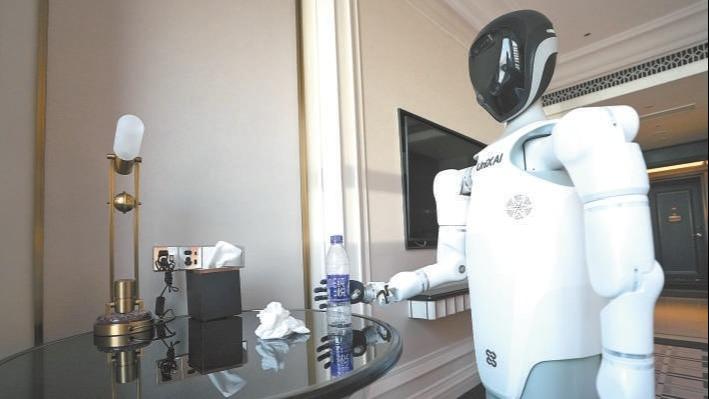 China holds 1st hotel robot application contest in Beijing