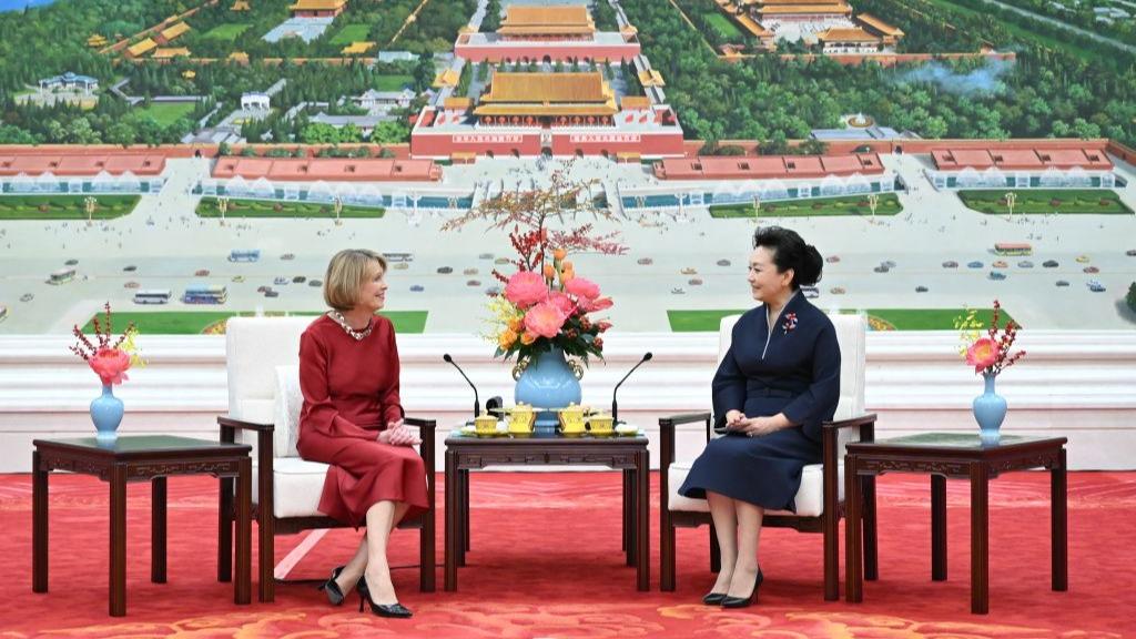 Peng Liyuan chats over tea with wife of German president