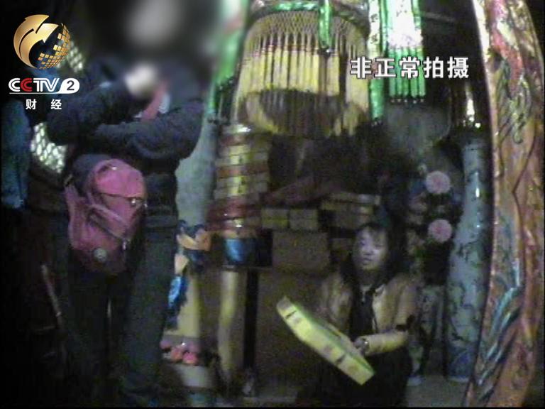 殿内一侧摆放了几排不同价位的龙袍