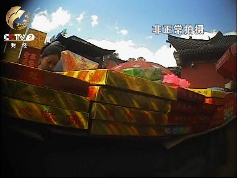 价值100到900元不等的龙袍 就这样堆放在佛龛上