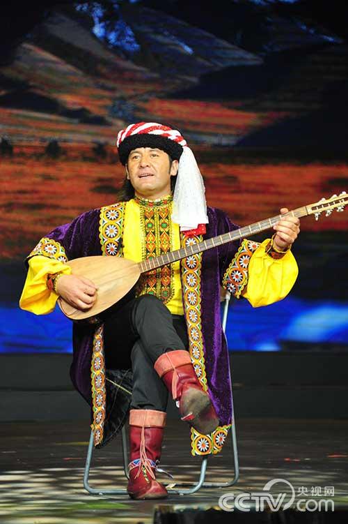 《塔吉克弹唱》中新疆小伙儿们用歌声描绘的家乡与爱情
