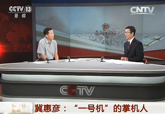 中央电视台记者冀惠彦（左）三次参与阅兵并掌机“一号机位”