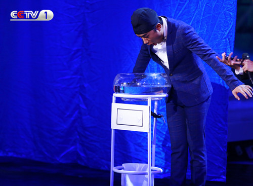 《挑战不可能》王祖蓝准备进行现场挑战