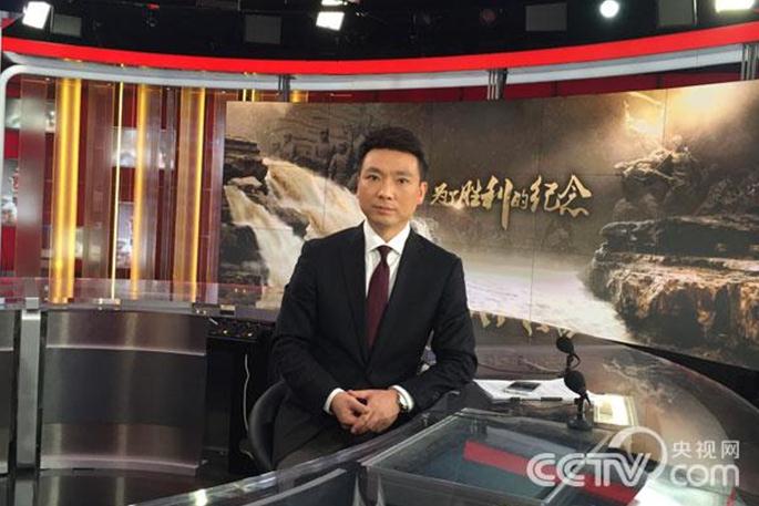 中央电视台主持人康辉在抗战系列节目录制现场