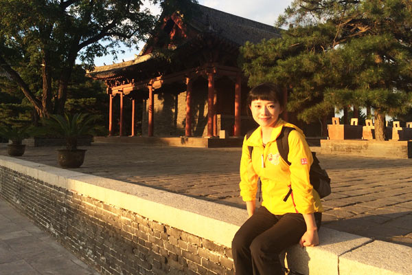 《远方的家》出镜记者谭文颖在《长城内外》拍摄途中。