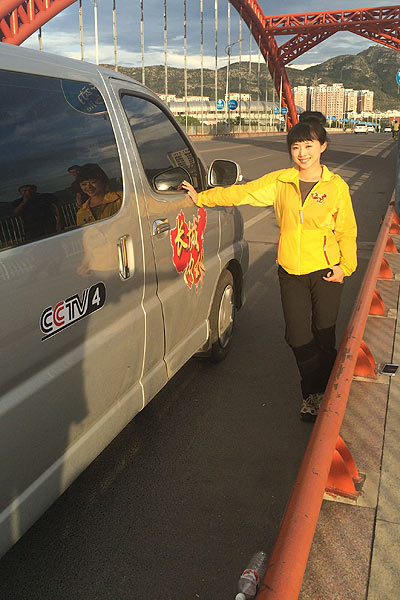 《远方的家》出镜记者谭文颖在《长城内外》拍摄途中。