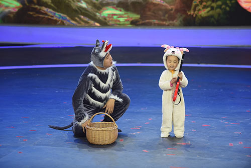 图：小山竹跟父亲一起表演《喜羊羊与灰太狼》