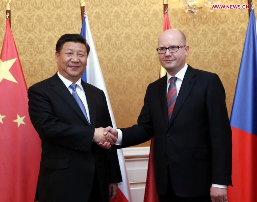 PRAGUE, March 29, 2016 (Xinhua) -- Chinese President Xi Jinping (L) meets with Czech Prime Minister Bohuslav Sobotka in Prague, the Czech Republic, March 29, 2016. (Xinhua/Ju Peng) 