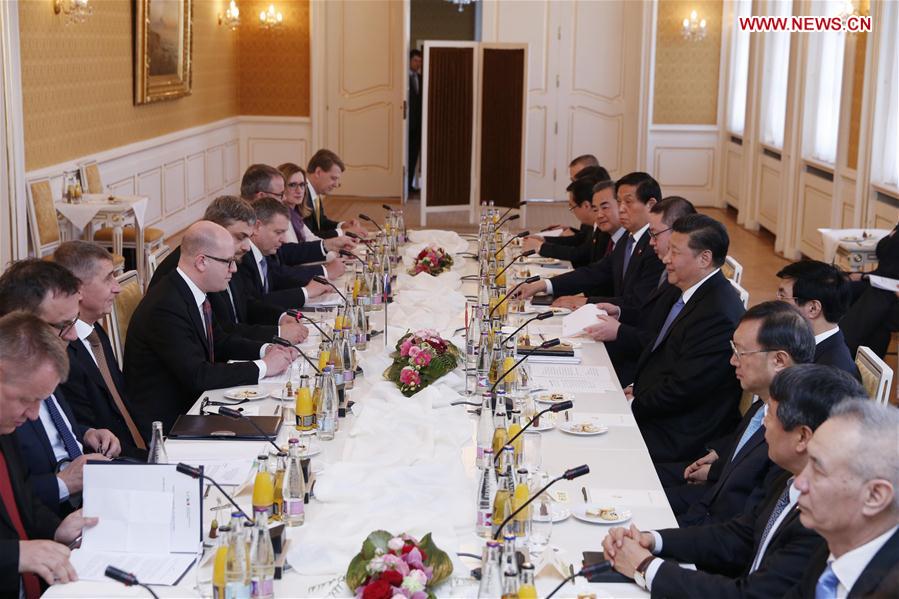PRAGUE, March 29, 2016 (Xinhua) -- Chinese President Xi Jinping (5th R) meets with Czech Prime Minister Bohuslav Sobotka (4th L) in Prague, the Czech Republic, March 29, 2016. (Xinhua/Ju Peng) 