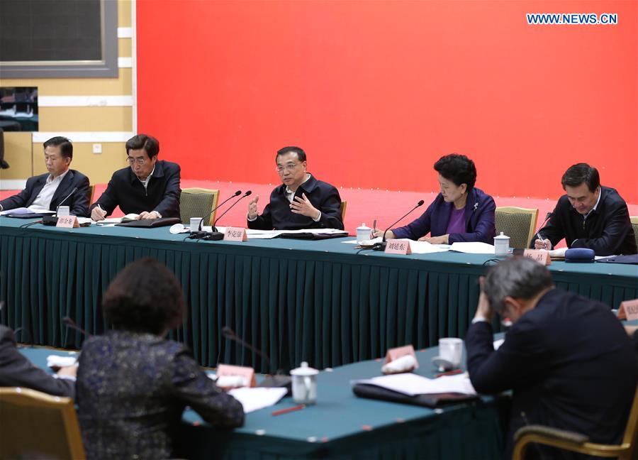 Chinese Premier Li Keqiang (back C) speaks at a symposium on innovation for higher education in Beijing, capital of China, April 15, 2016. (Xinhua/Pang Xinglei)