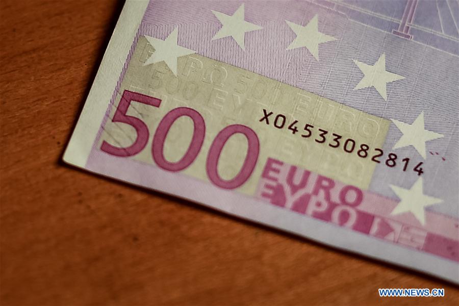 Photo taken on May 4, 2016 shows a 500 euro banknote in Berlin, Germany. The European Central Bank(ECB) announced on Wednesday it would stop printing and distributing the 500 euro banknote around the end of 2018. (Xinhua/Zhang Fan)