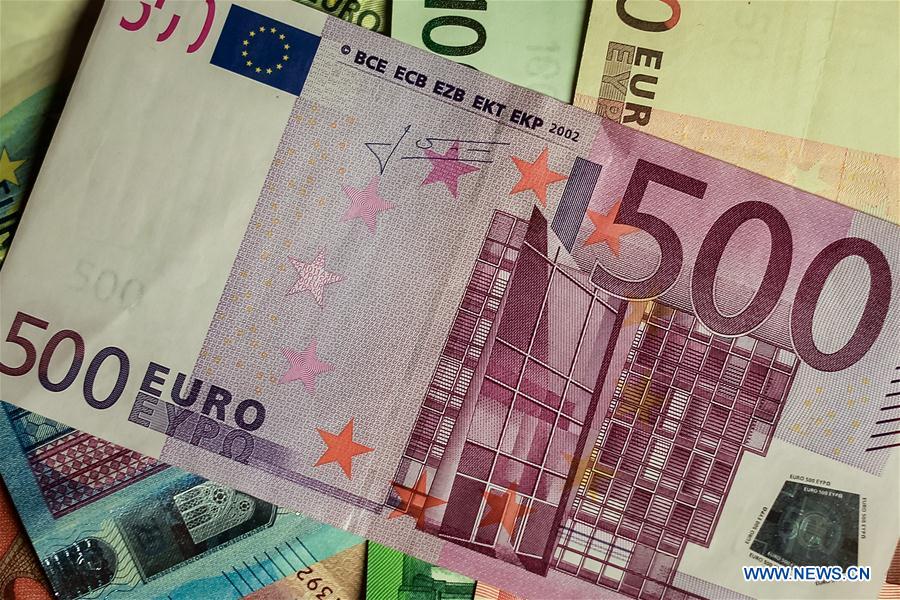 Photo taken on May 4, 2016 shows a 500 euro banknote in Berlin, Germany. The European Central Bank(ECB) announced on Wednesday it would stop printing and distributing the 500 euro banknote around the end of 2018. (Xinhua/Zhang Fan)