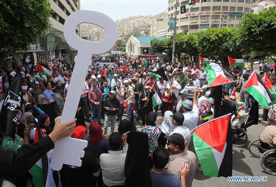 -- Palestinians hold a large key, symbolising the homes left by Palestinians in 1948, during a rally to commemorate the 68th anniversary of Nakba, meaning catastrophe, the day when the state of Israel was created, in the West Bank city of Nablus, on May 15, 2016. Since 1948, the Palestinians all over the world mark Nakba on May 15. According to the Palestinian Statistics Bureau Center, 957,000 Palestinians left their homes in towns, cities and villages in 1948, which represents 66 percent of the total number of Palestinians who lived in historic Palestine at that time. (Xinhua/Nidal Eshtayeh)