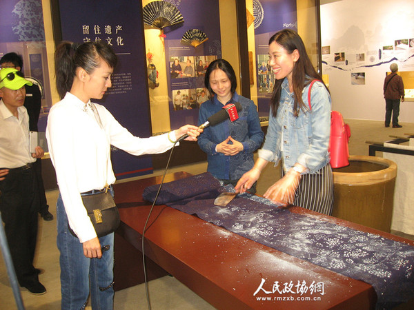 The handmade printing and dyeing process known as "Nantong Blue Calico Art" is proudly on display in Beijing. The most typical design is white flowers on a blue background or vice versa, but mythical creatures are also depicted here. 