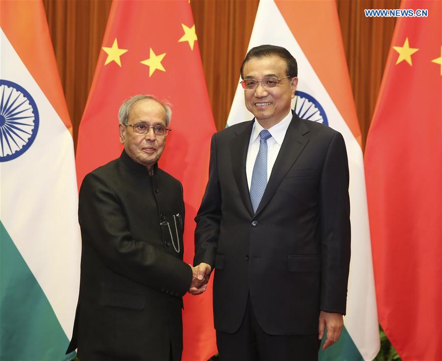 Chinese Premier Li Keqiang (R) meets with visiting Indian President Pranab Mukherjee in Beijing, capital of China, May 26, 2016. (Xinhua/Ding Lin) 