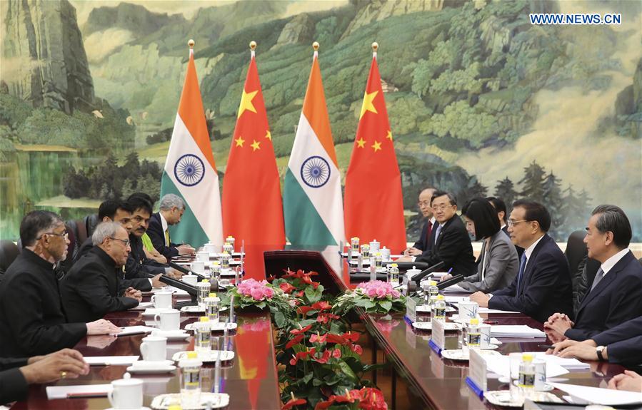 Chinese Premier Li Keqiang (2nd R) meets with visiting Indian President Pranab Mukherjee (2nd L) in Beijing, capital of China, May 26, 2016. (Xinhua/Ding Lin)