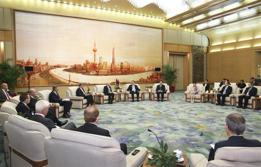 Chinese Premier Li Keqiang meets with representatives attending the fourth round table summit of the Global CEO Council in Beijing, capital of China, June 7, 2016. (Xinhua/Pang Xinglei) 
