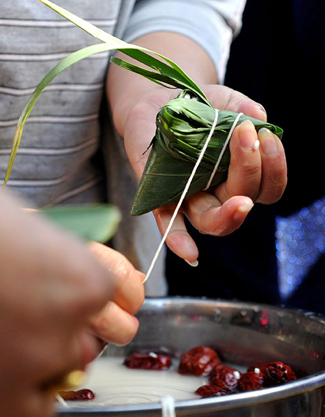 A resident of Shizuishan, in northwest China&rsquo;s Ningxia Hui autonomous region, makes traditional Chinese rice pudding. Peng Zhaozhi / Xinhua