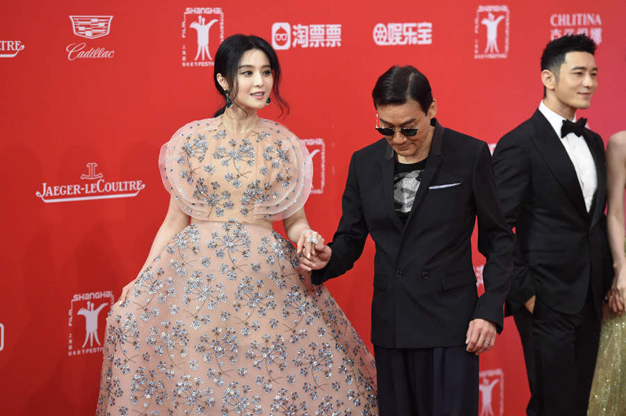 Actress Fan Bingbing and actor Leung Ka Fai walk the red carpet at the 19th Shanghai International Film Festival in Shanghai, east China, June 11, 2016. [Photo: sina.com.cn/Wang Yuanhong]