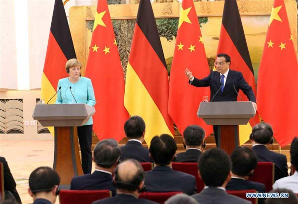 BEIJING, June 13, 2016 (Xinhua) -- Chinese Premier Li Keqiang (R, back) and German Chancellor Angela Merkel (L, back) meet the press at the Great Hall of the People in Beijing, capital of China, June 13, 2016. (Xinhua/Liu Weibing)