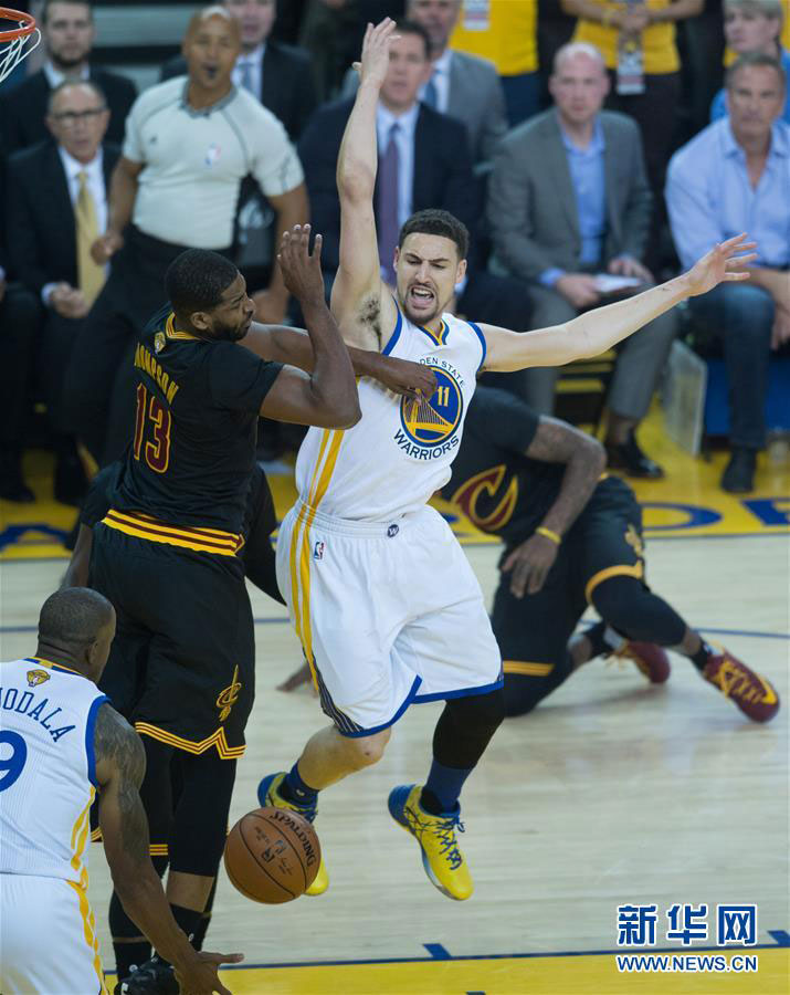 Klay Thompson (R) of Golden State Warriors is blocked during an NBA Finals game against Cleveland Cavaliers in Oakland, U.S., on Monday, June 13, 2016. LeBron James and Kyrie Irving combine for 82 points and the Cavaliers stave off elimination with a 112-97 win over the Golden State Warriors to force a Game 6 in NBA finals on Thursday in Cleveland. [Photo: Xinhua] 