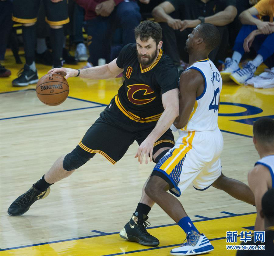 Kevin Love (L) of Cleveland Cavaliers possesses a ball during an NBA Finals game against Golden State Warriors in Oakland, U.S., on Monday, June 13, 2016. [Photo: Xinhua] 