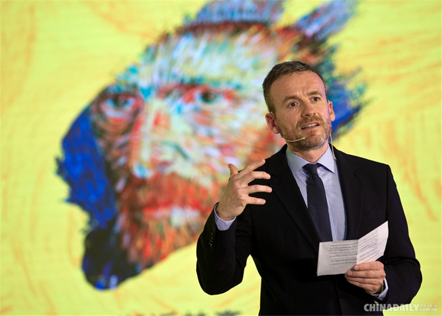 Curator of the Van Gogh Museum introduces the exhibition to visitors. [Photo by Feng Yongbin/China Daily]