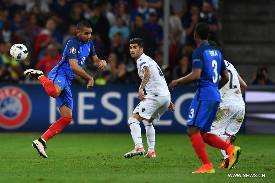 MARSEILLE, June 16, 2016 (Xinhua) -- Dimitri Payet (L) of France competes during the Euro 2016 Group A soccer match between France and Albania in Marseille, France, June 15, 2016. (Xinhua/Tao Xiyi)