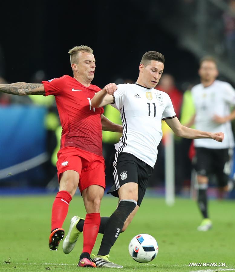 Julian Draxler(R) of Germany competes during the Euro 2016 Group C soccer match between Germany and Poland in Paris, France, June 16, 2016. (Xinhua/Bai Xuefei)