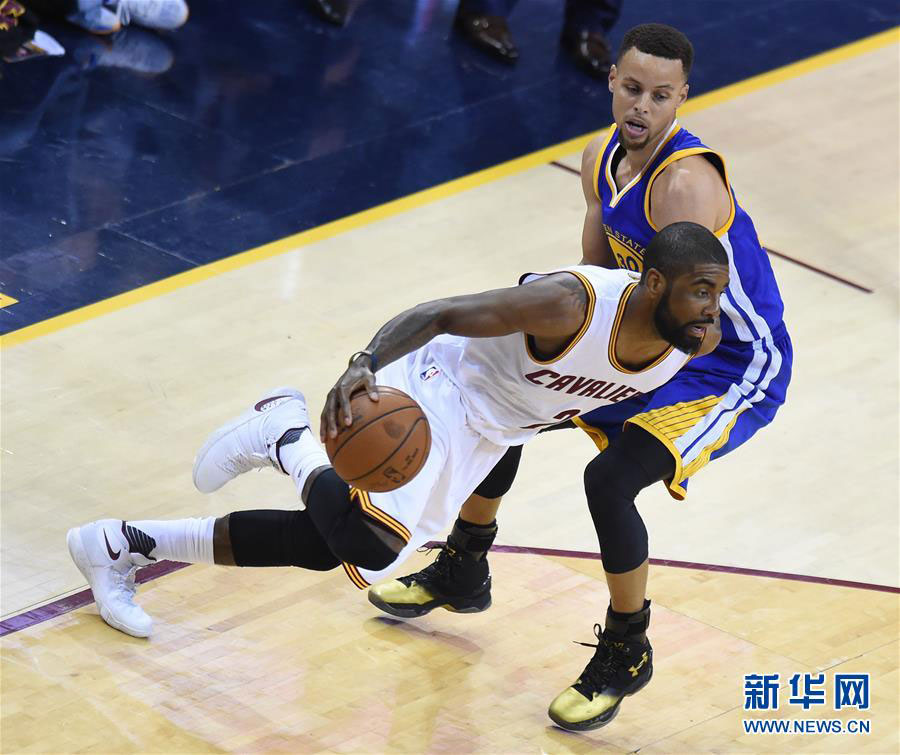 Kyrie Irving (L) of Cleveland Cavaliers is defended by Stephen Curry of Golden State Warriors during Game 6 of NBA Finals, at Quicken Loans Arena in Cleveland, on June 16, 2016. LeBron James scored 41 points for the second straight game to lead the Cleveland Cavaliers to a NBA Finals Game 7 after a 115-101 over the Golden State Warriors Thursday. [Photo: Xinhua]