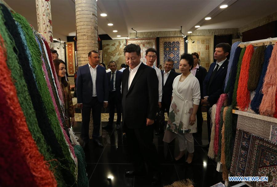 Chinese President Xi Jinping (C,front) and his wife Peng Liyuan visit a carpet and silk workshop in the old city of Bukhara as accompanied by Uzbek Prime Minister Shavkat Mirziyoev, in Bukhara, Uzbekistan, June 21, 2016. (Xinhua/Lan Hongguang) 
