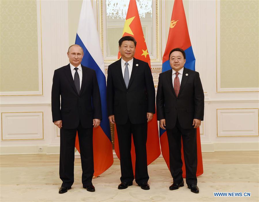 Chinese President Xi Jinping (C), Russian President Vladimir Putin (L) and Mongolian President Tsakhiagiin Elbegdorj (R) attend the third trilateral leaders