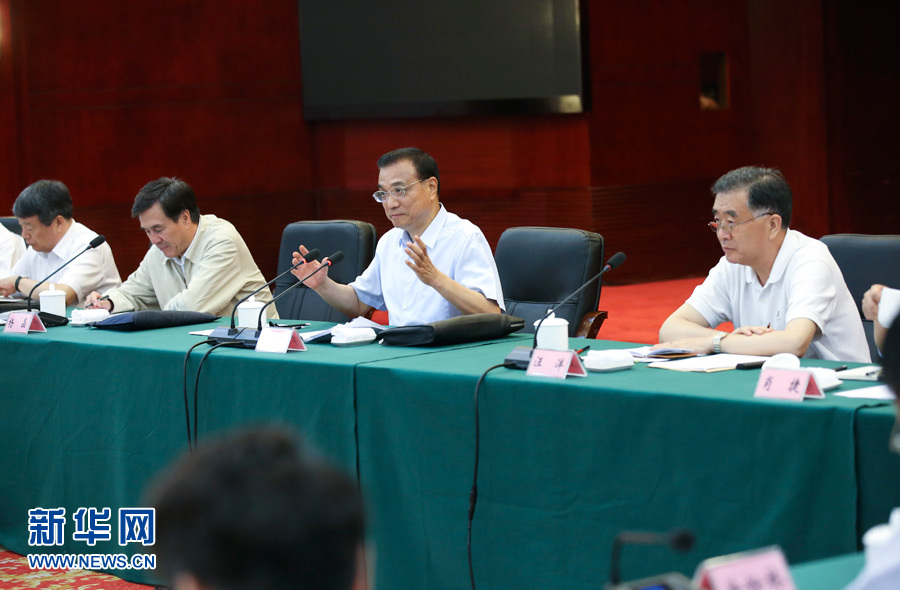 Premier Li Keqiang chaired an overnight meeting on the flood prevention of relevant provinces in Yueyang city on July 5, 2016. [Photo: Xinhua]