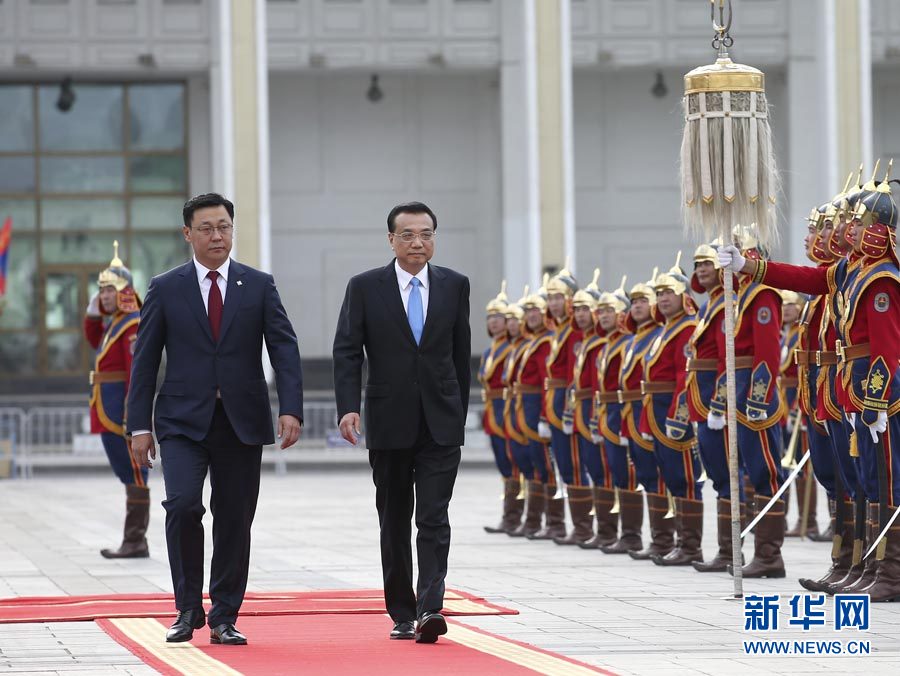 Chinese Premier Li Keqiang is greeted by his Mongolian counterpart, Prime Minister Jargaltulga Erdenebat at a welcoming ceremony on July 14, 2016 at Chinggis Khaan Square in Ulan Bator. Li Keqiang is paying an official visit to Mongolia, where he is also scheduled to attend the 11th summit of ASEM, an intergovernmental forum aimed at fostering political dialogue and boosting cooperation in various areas across Asia and Europe. [Photo: Xinhua]