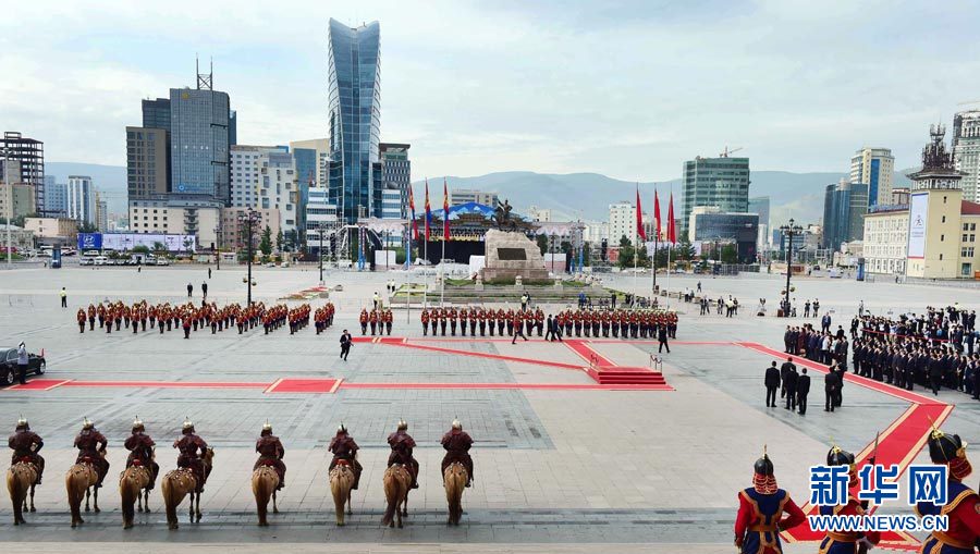 Chinese Premier Li Keqiang is greeted by his Mongolian counterpart, Prime Minister Jargaltulga Erdenebat at a welcoming ceremony on July 14, 2016 at Chinggis Khaan Square in Ulan Bator. Li Keqiang is paying an official visit to Mongolia, where he is also scheduled to attend the 11th summit of ASEM, an intergovernmental forum aimed at fostering political dialogue and boosting cooperation in various areas across Asia and Europe. [Photo: Xinhua]