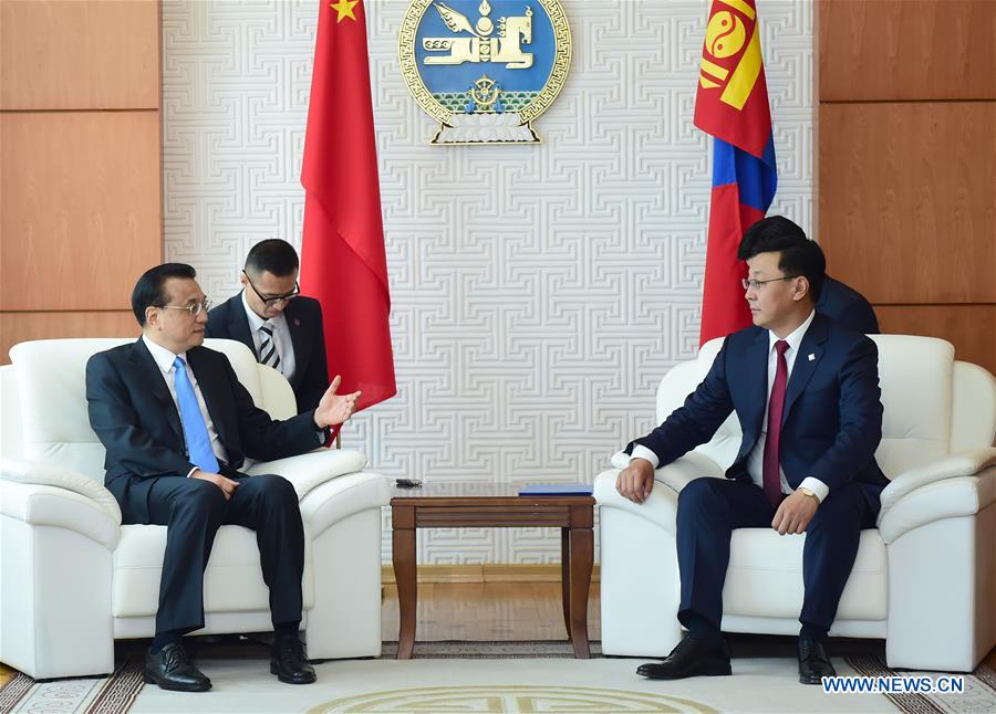Chinese Premier Li Keqiang (L) holds talks with Mongolian Prime Minister Jargaltulga Erdenebat in Ulan Bator, Mongolia, July 14, 2016. 